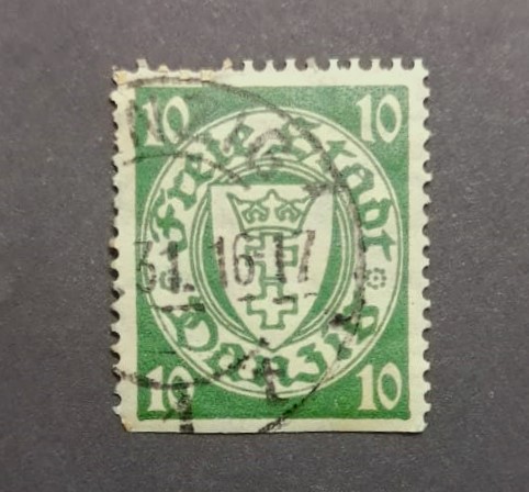 Issue:  Germany Small Coat Of Arms Stamp Type:   Stamp Number of Stamps:   1 Denominations:   10 PF Issue Date:   1933 Issued By:   Germany Deutsche Post ( Deutschland )