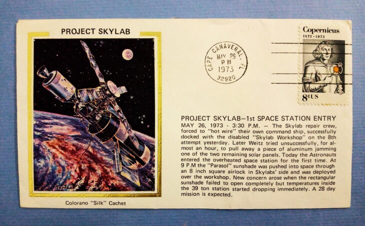 Issue:    U.S Project Skylab 1st Space Station Entry May 26 1973 Colorano Silk Cachet Postcard Type:   Postcard Number of Stamps:   1 Stamps Denomination:    8C, Issue Date:    1973 Issued By:    United States Postal Service (USPS)