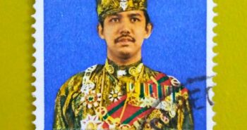 Issue:        Brunei Sultan Hassanal Bolkiah Mu'izzaddin Waddaulah 30 sen Stamp Type:        Stamp Number of Stamps:        1 Stamps Denomination:          30 Sen, Issue Date:            Issued By:        Brunei Post 