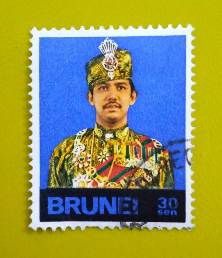 Issue:        Brunei Sultan Hassanal Bolkiah Mu'izzaddin Waddaulah 30 sen Stamp Type:        Stamp Number of Stamps:        1 Stamps Denomination:          30 Sen, Issue Date:            Issued By:        Brunei Post 