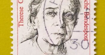 Issue:        Germany Therese Giehse (actress) 1988 Stamp Type:        Stamp Number of Stamps:        1 Denominations:         100 PF Issue Date:         1988 Issued By:        Germany Deutsche Post ( Deutschland ) 